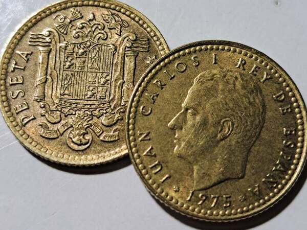 Vendo 2 monedas de 1 peseta de 1975 con estrellas. *  19-77 y 19-80. Conserva el escudo no constitucional de Franco.