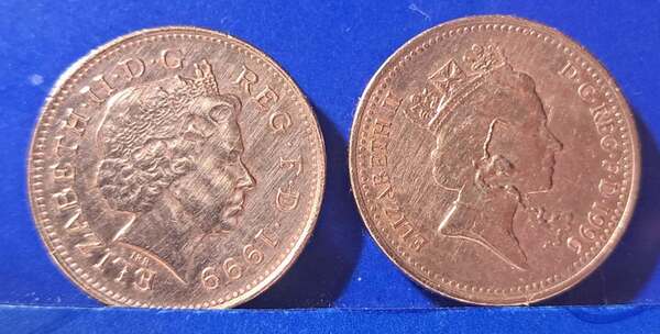 Vendo dos monedas de 1 Penique de 1996 y 1999 con diferencias que indicaré.