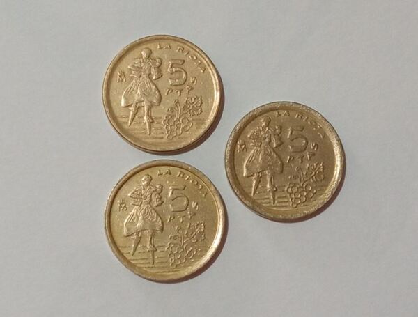 Tres monedas de cinco pesetas españolas de 1990