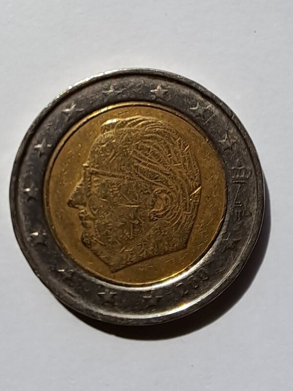 Moneda 2 € con error en el bimetal. Año 2007.