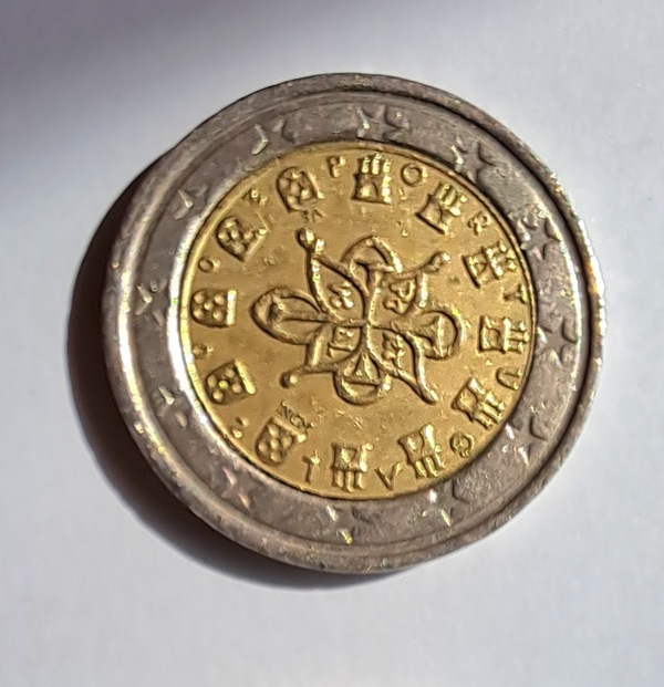 Moneda 2 € con error en el bimetal. Año 2002.