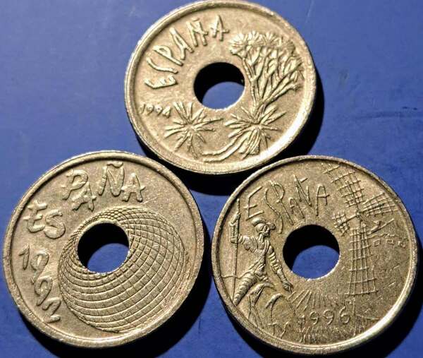 Vendo 3 monedas conmemorativas de Canarias, Sevilla Expo 92 y Castilla la Mancha.(no copy) de 25 pesetas (con agujero)