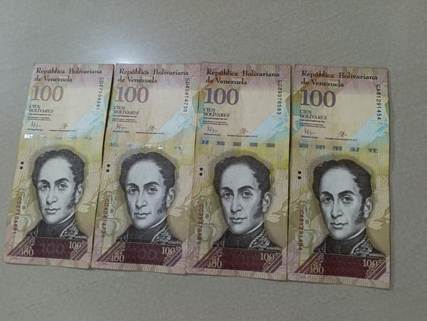 Billetes de 100 Bs 2015 5 de noviembre.