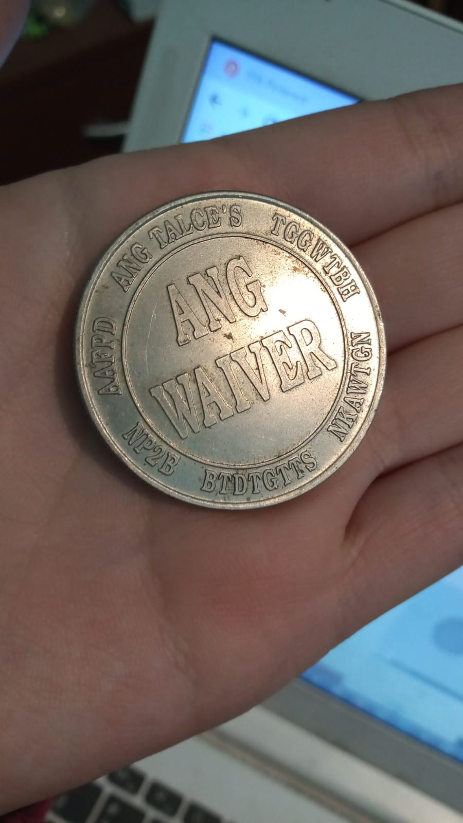 Foto 1 Moneda sin identificar: No sé si es una moneda, necesito ayuda.