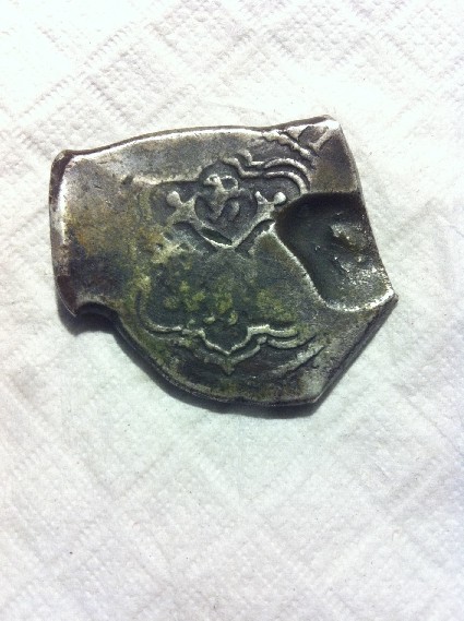 Foto 2 Moneda sin identificar: Amigos  lo que logro identificar es CAROLU  8 definitivamente se trata de Carlos 8 Reales pero no logro avanzar mas, les pido su ayuda pesa 27 gramos,