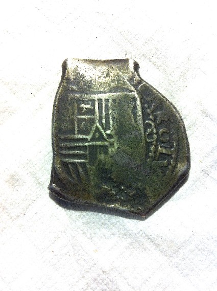Foto 1 Moneda sin identificar: Amigos  lo que logro identificar es CAROLU  8 definitivamente se trata de Carlos 8 Reales pero no logro avanzar mas, les pido su ayuda pesa 27 gramos,