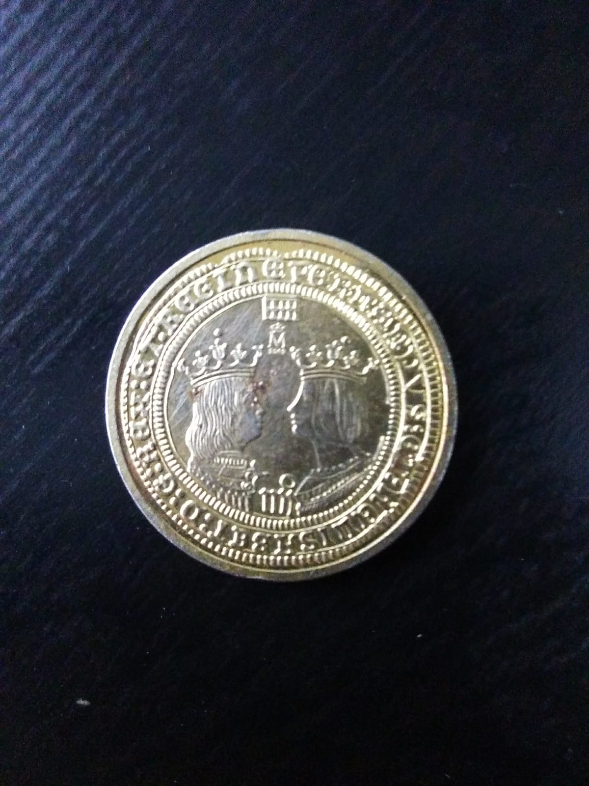 Foto 2 Moneda sin identificar: Moneda dorada sin identificar