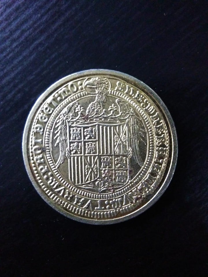 Foto 1 Moneda sin identificar: Moneda dorada sin identificar