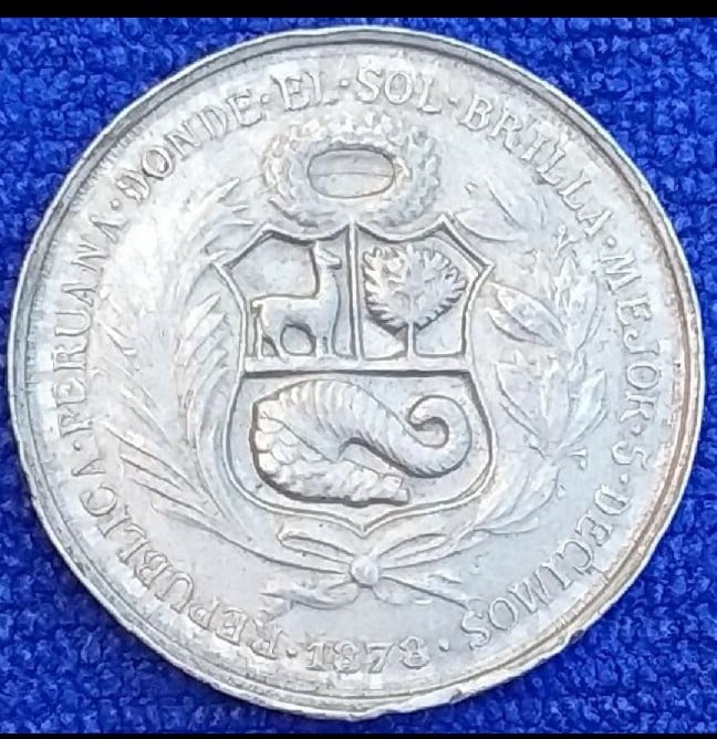 Foto 1 Moneda sin identificar: Moneda? Es peruana, pero no la puedo catalogar