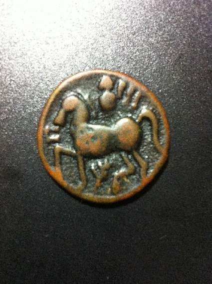Foto 2 Moneda sin identificar: Buenos días, tengo días tratando de encontrar algo sobre esta moneda y no logro avanzar me podrían ayudar? muchas gracias.