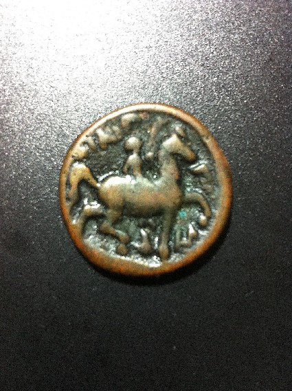 Foto 1 Moneda sin identificar: Buenos días, tengo días tratando de encontrar algo sobre esta moneda y no logro avanzar me podrían ayudar? muchas gracias.