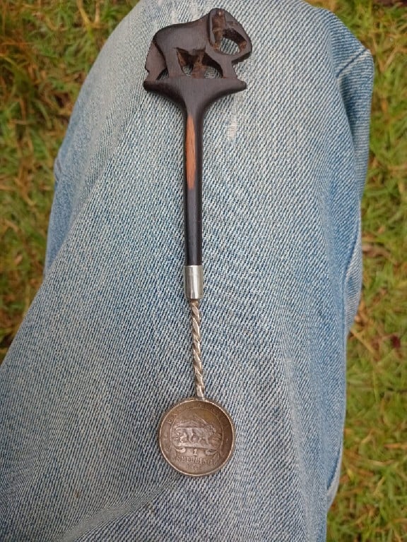 Foto 2 Moneda sin identificar: GEORGIVS VI REX ET INDI AE IMPERATOR 1942 ONE SHILLING SILVER COIN SPOON WITH WOODEN HANDLE
