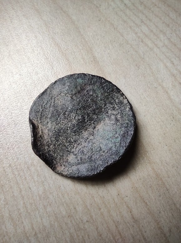 Foto 2 Moneda sin identificar: Moneda deteriorada