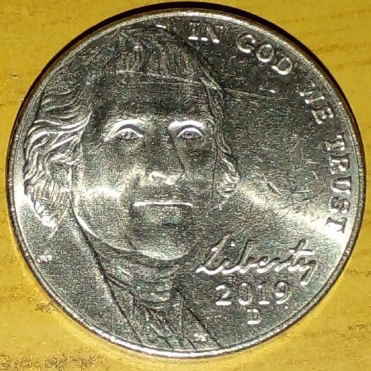 Foto 1 Moneda sin identificar: Una pregunta  ¿Es un error? En la letra L