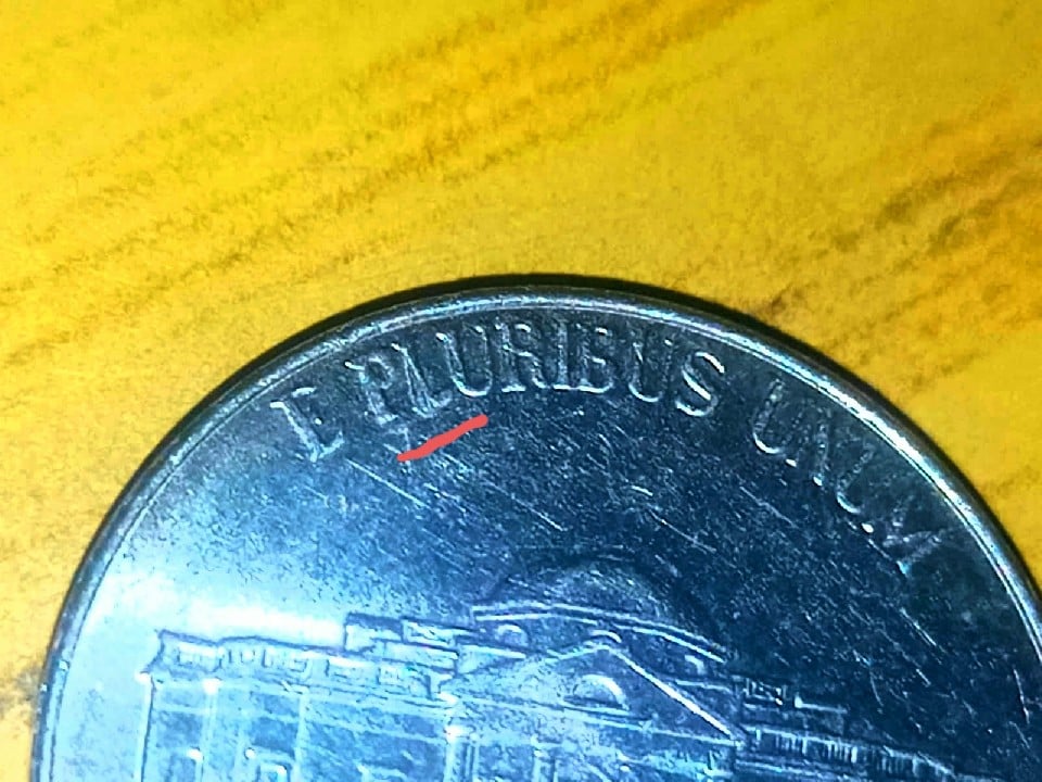 Foto 2 Moneda sin identificar: Una pregunta  ¿Es un error? En la letra L