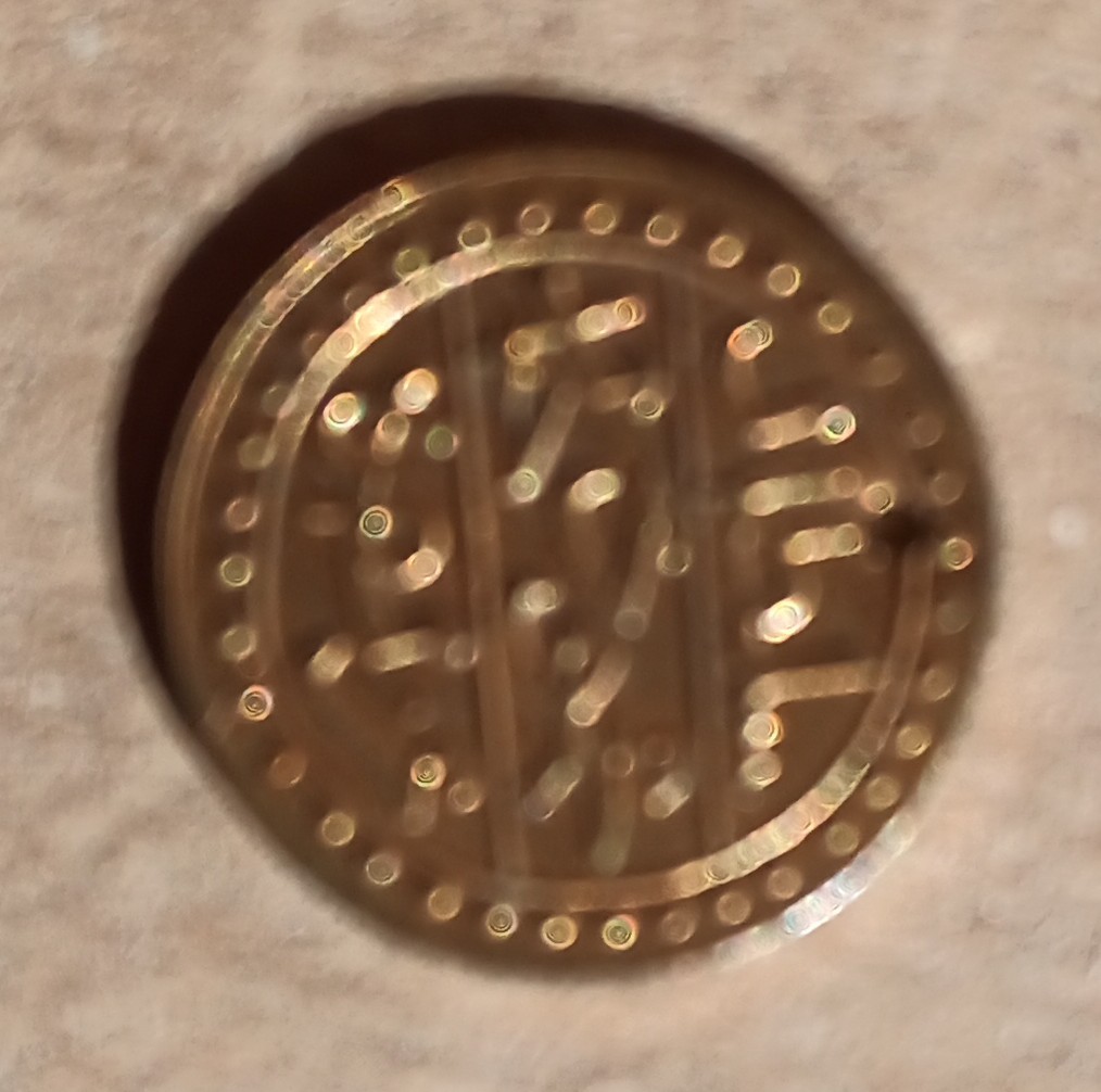 Foto 2 Moneda sin identificar: Pequeña moneda arabe a clasificar.