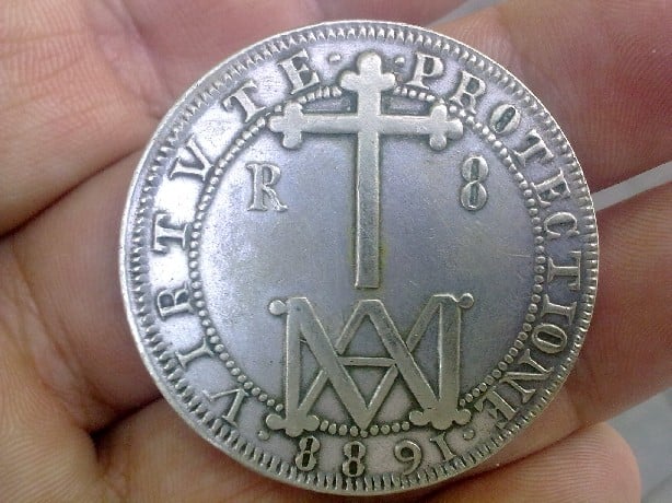 Foto 2 Moneda sin identificar: Moneda carlos II