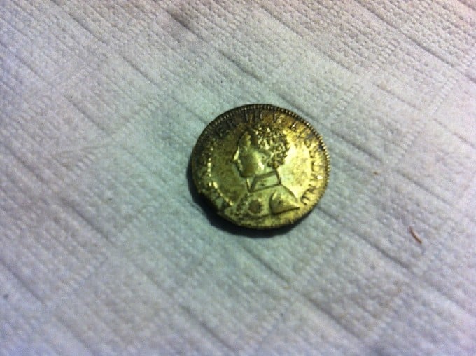 Foto 2 Moneda sin identificar: Amigos lo único que se distingue es Alexander TH.V