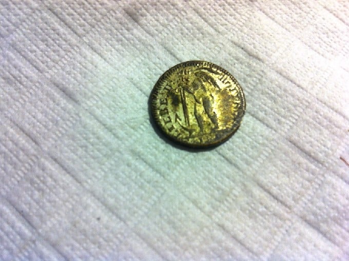 Foto 1 Moneda sin identificar: Amigos lo único que se distingue es Alexander TH.V