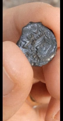 Foto 1 Moneda sin identificar: Moneda muy pequeña