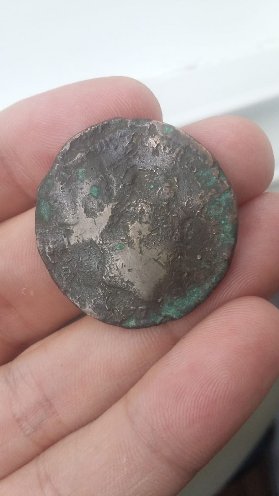Foto 2 Moneda sin identificar: Moneda de cobre en muy mal estado