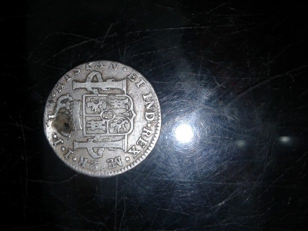 Foto 1 Moneda sin identificar: Tercera moneda (De dos reales) Es del año 1800