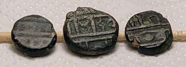 Foto 1 Moneda sin identificar: Tres asiaticas de la misma familia