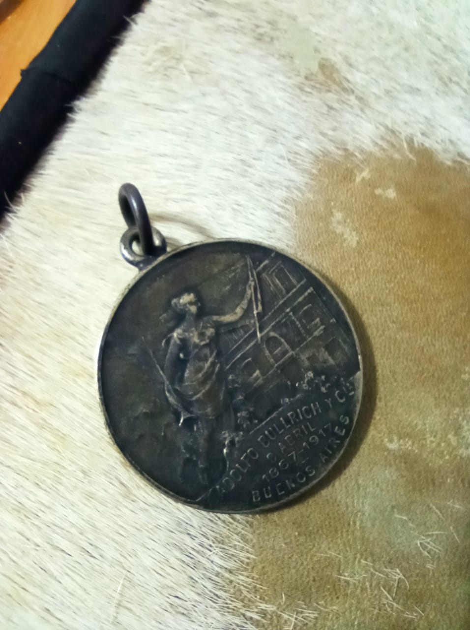 Foto 2 Moneda sin identificar: es una moneda esto?