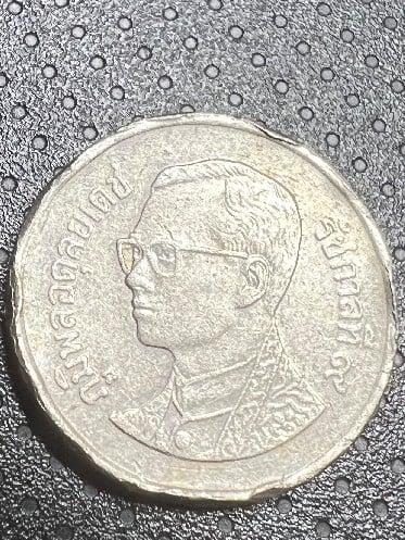 Foto 1 Moneda sin identificar: Alguien sabe de donde es la moneda y el numero de catalogo?