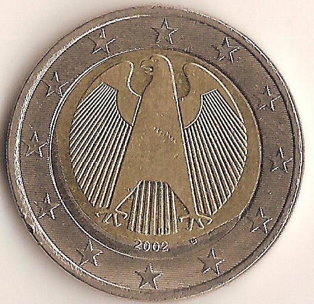 Foto 1 Moneda sin identificar: es de 2 euros de alemania pero esta como descentrada y la parte de adentro no es redonda