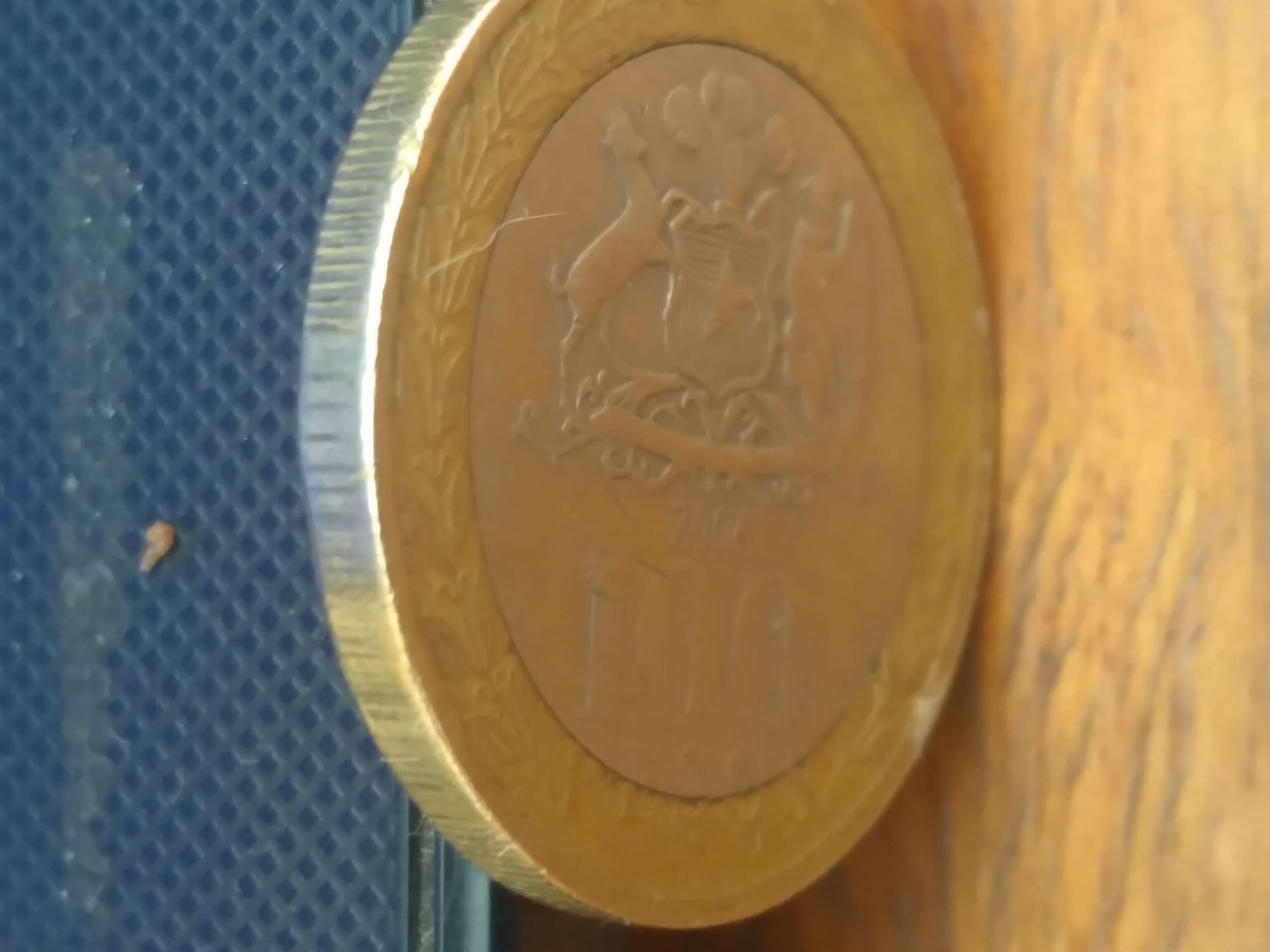 Foto 1 Moneda sin identificar: 100 pesos estriado completo error, desgaste o alteración