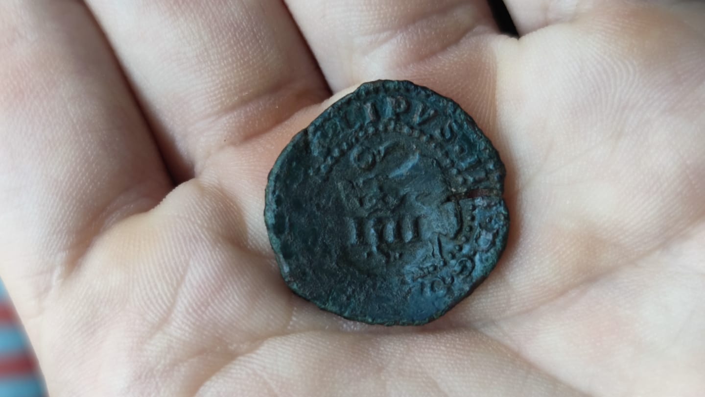 Foto 1 Moneda sin identificar: Una Ayuda para identificar al máximo posible este resello. Me gustaría confirmar la ceca (llego a leer O J), moneda y año.)