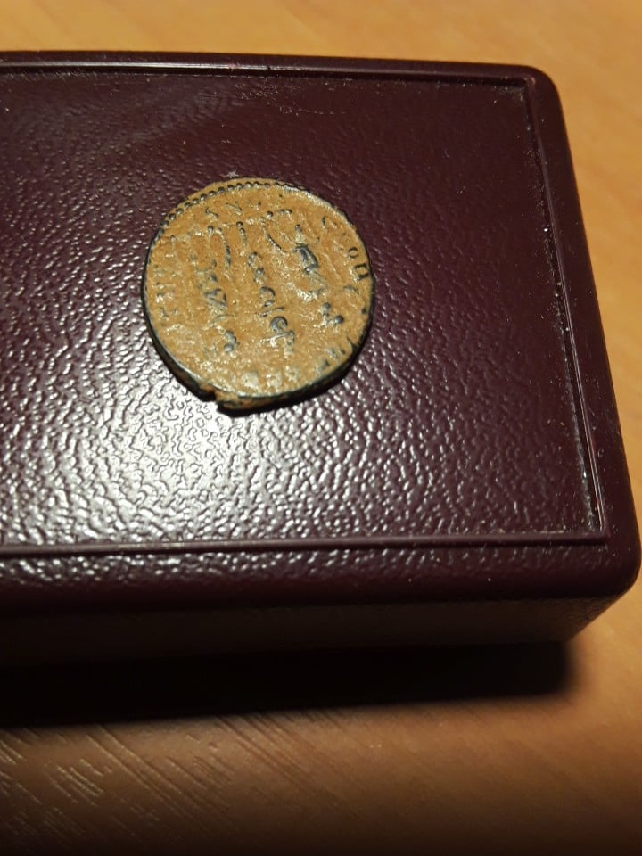 Foto 2 Moneda sin identificar: Hola tengo esta moneda creo es Romana