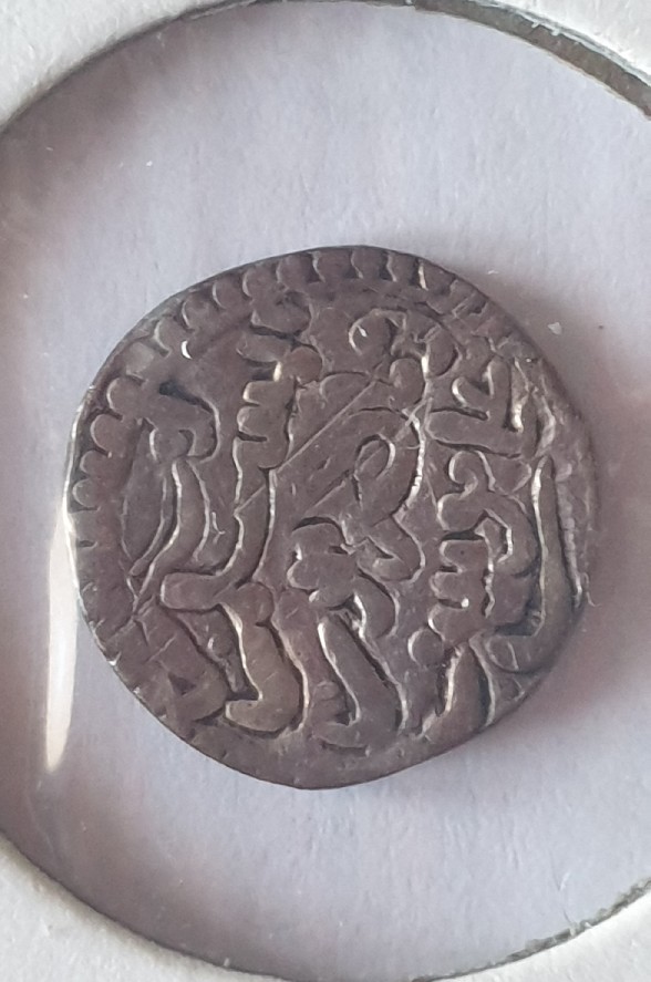 Foto 2 Moneda sin identificar: Moneda pequeña que supongo que es arabe