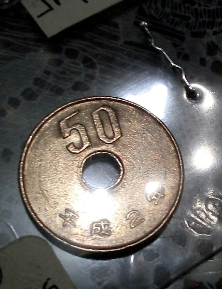 Foto 1 Moneda sin identificar: 50 yenes con un numero 2