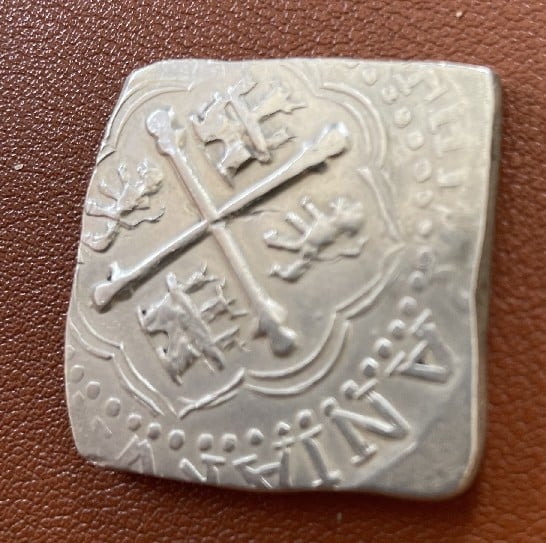 Foto 1 Moneda sin identificar: peso26 gramos, plata, m3dida de 3X3 cm, año 1689