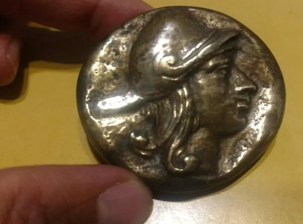 Foto 1 Moneda sin identificar: Moneda con rostro, sin ningún otro dato