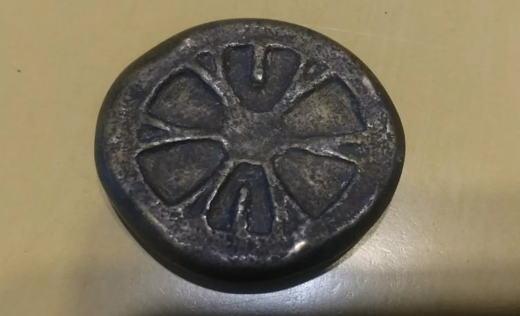 Foto 2 Moneda sin identificar: Moneda con rostro, sin ningún otro dato