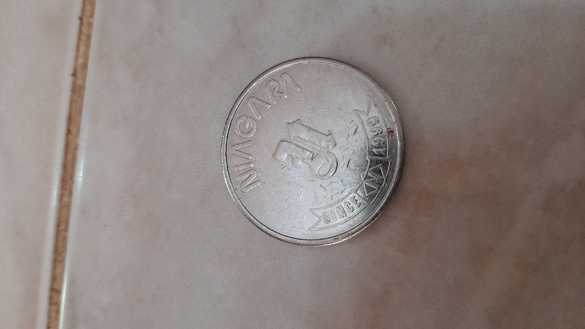 Foto 1 Moneda sin identificar: Quisiera saber de donde es me la devolvieron como por otra moneda de mi país y no me di cuenta