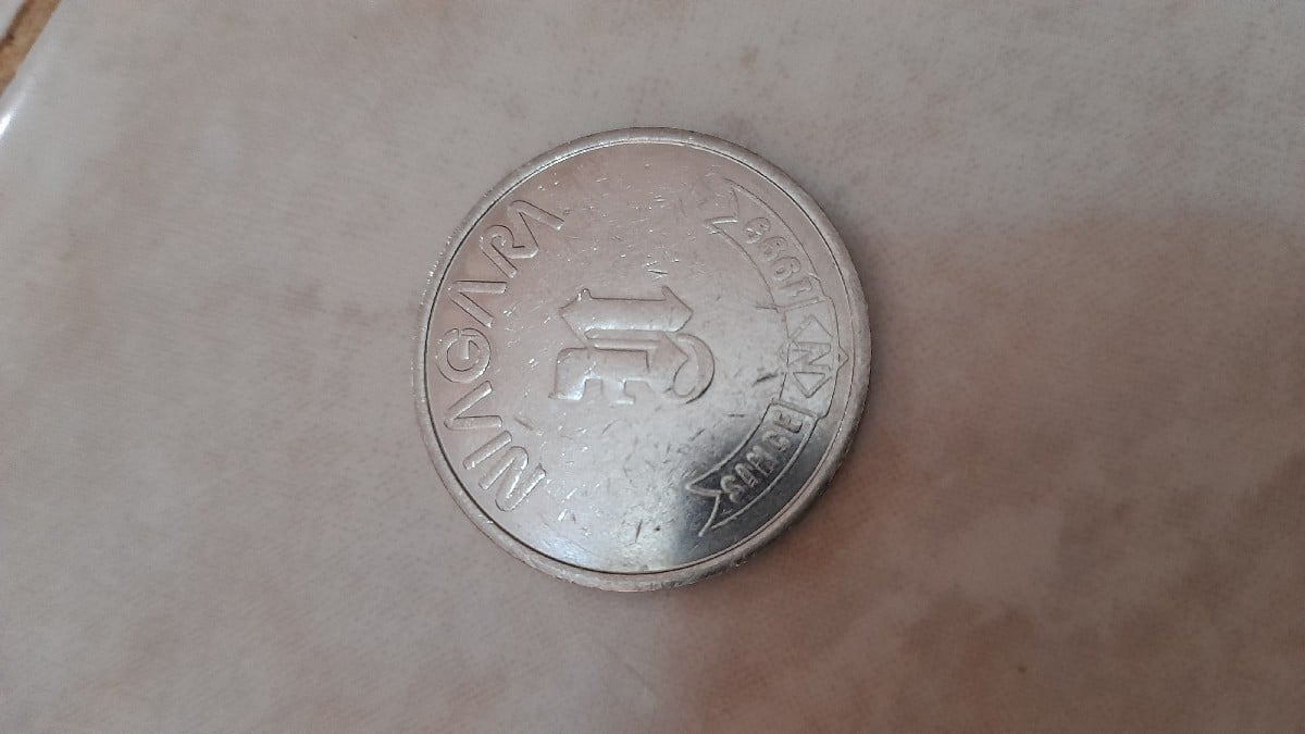Foto 2 Moneda sin identificar: Quisiera saber de donde es me la devolvieron como por otra moneda de mi país y no me di cuenta