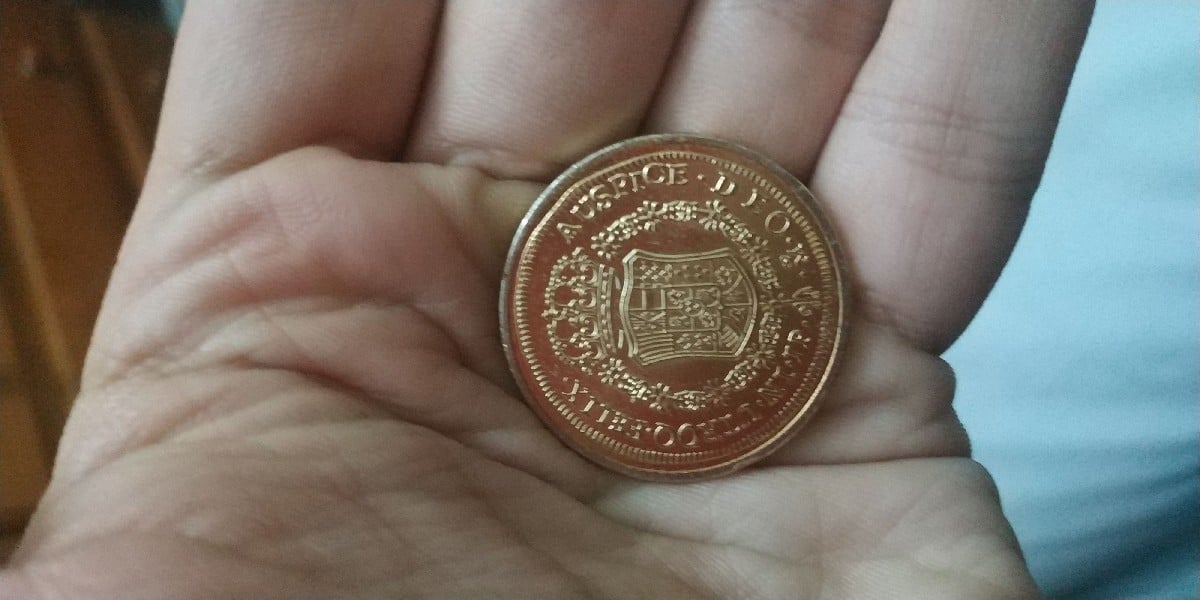 Foto 1 Moneda sin identificar: Es auténtica?